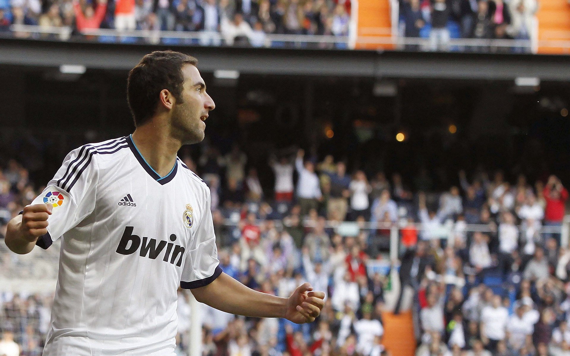 mk体育下载-夜场足球赛事吸引年轻观众群体,夜场踢球