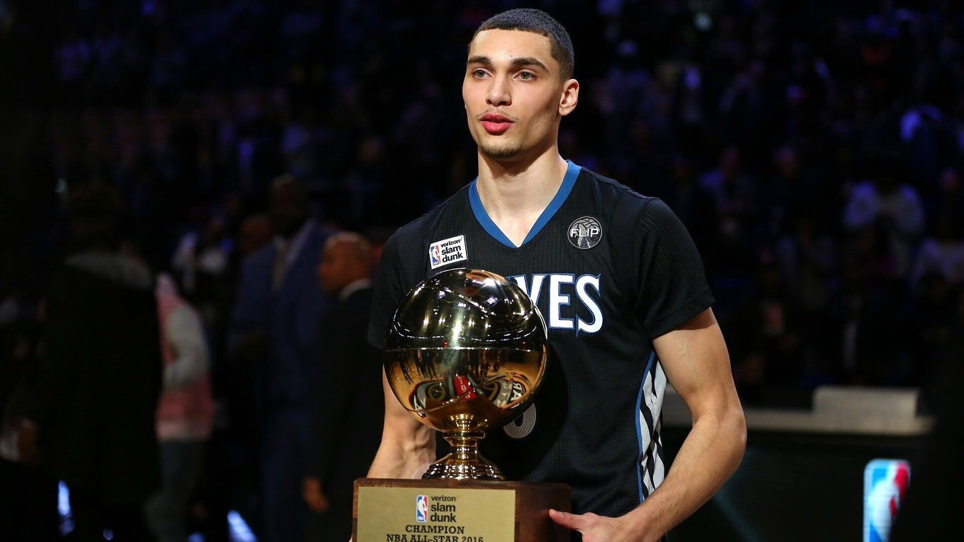 健身比基尼与男子形体大赛 舞台灯光下肌肉线条尽显